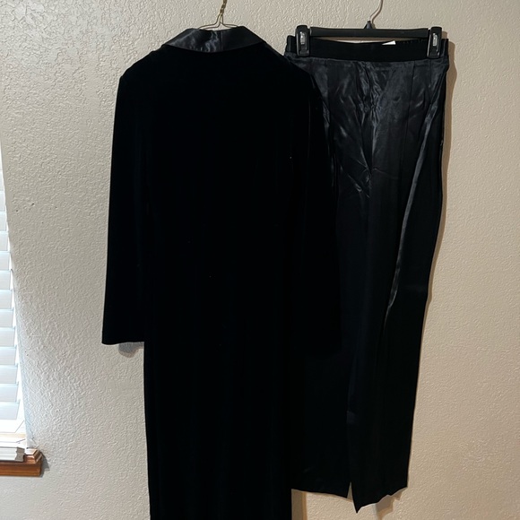 Women’s tux crushed velvet with silk pants in  like new excellent condition - Picture 4 of 5